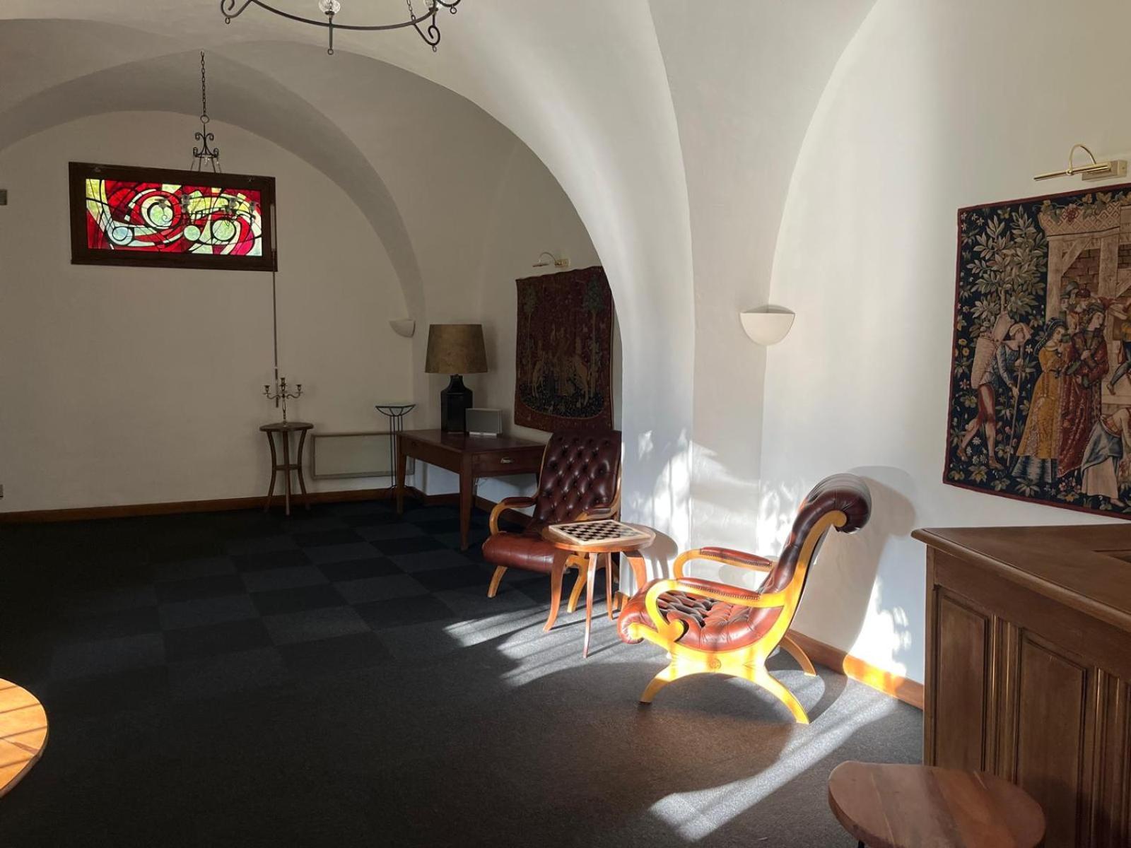 La Cour Carree Hotel Perrier Bagian luar foto
