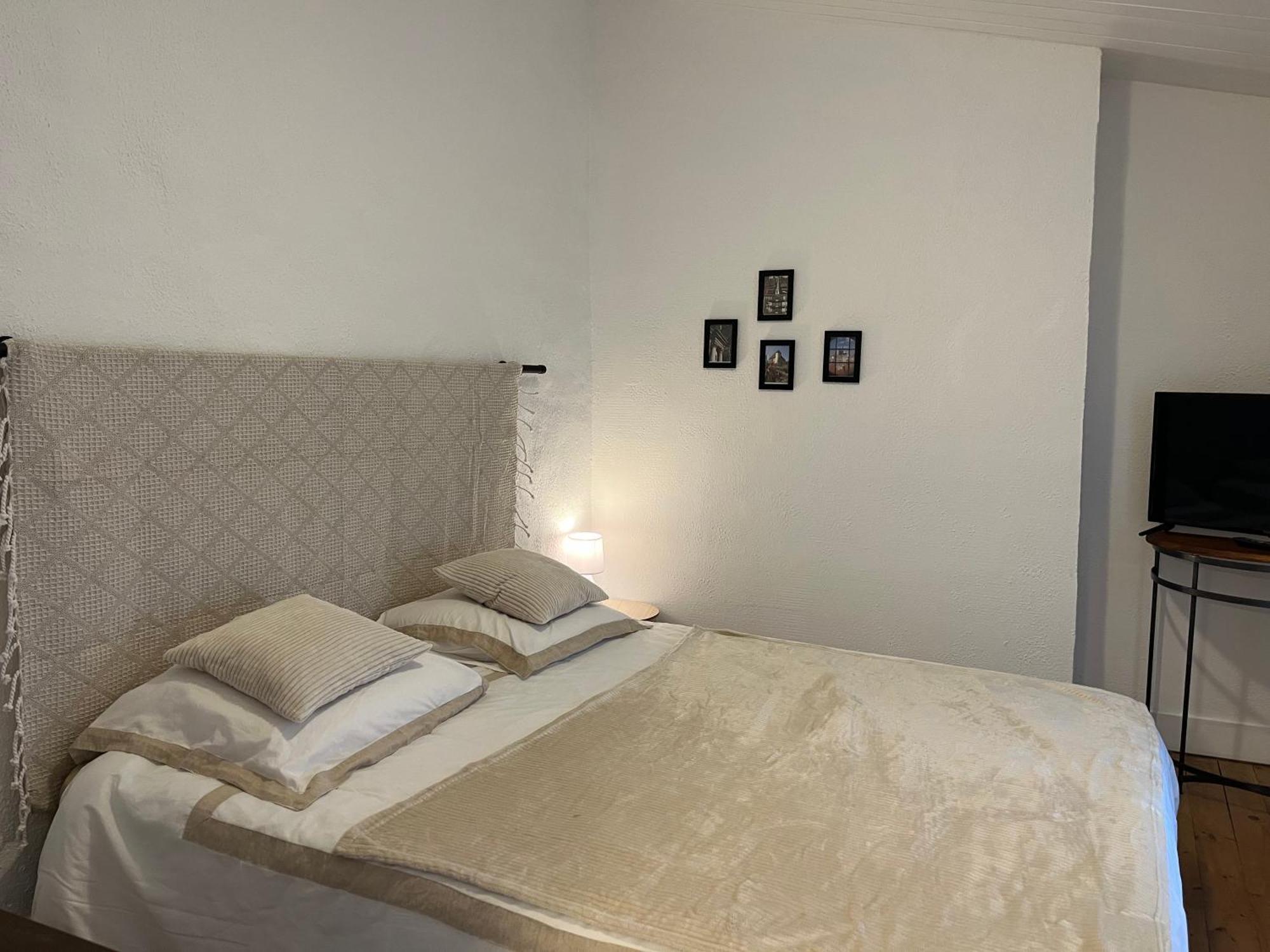 La Cour Carree Hotel Perrier Bagian luar foto