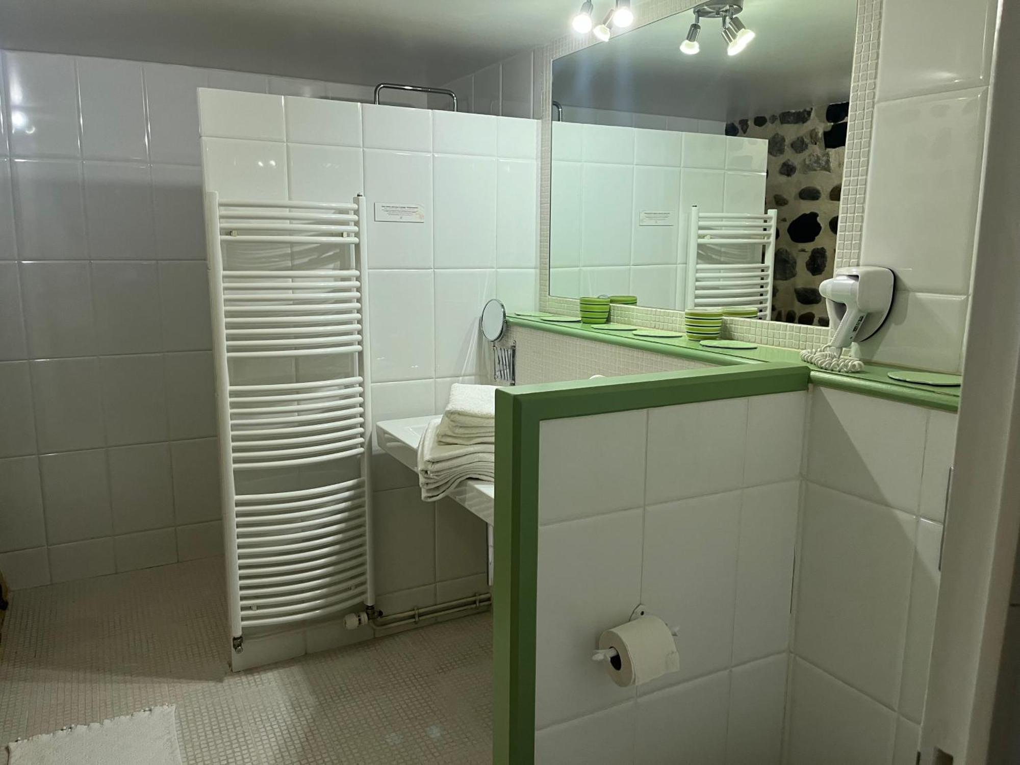 La Cour Carree Hotel Perrier Bagian luar foto
