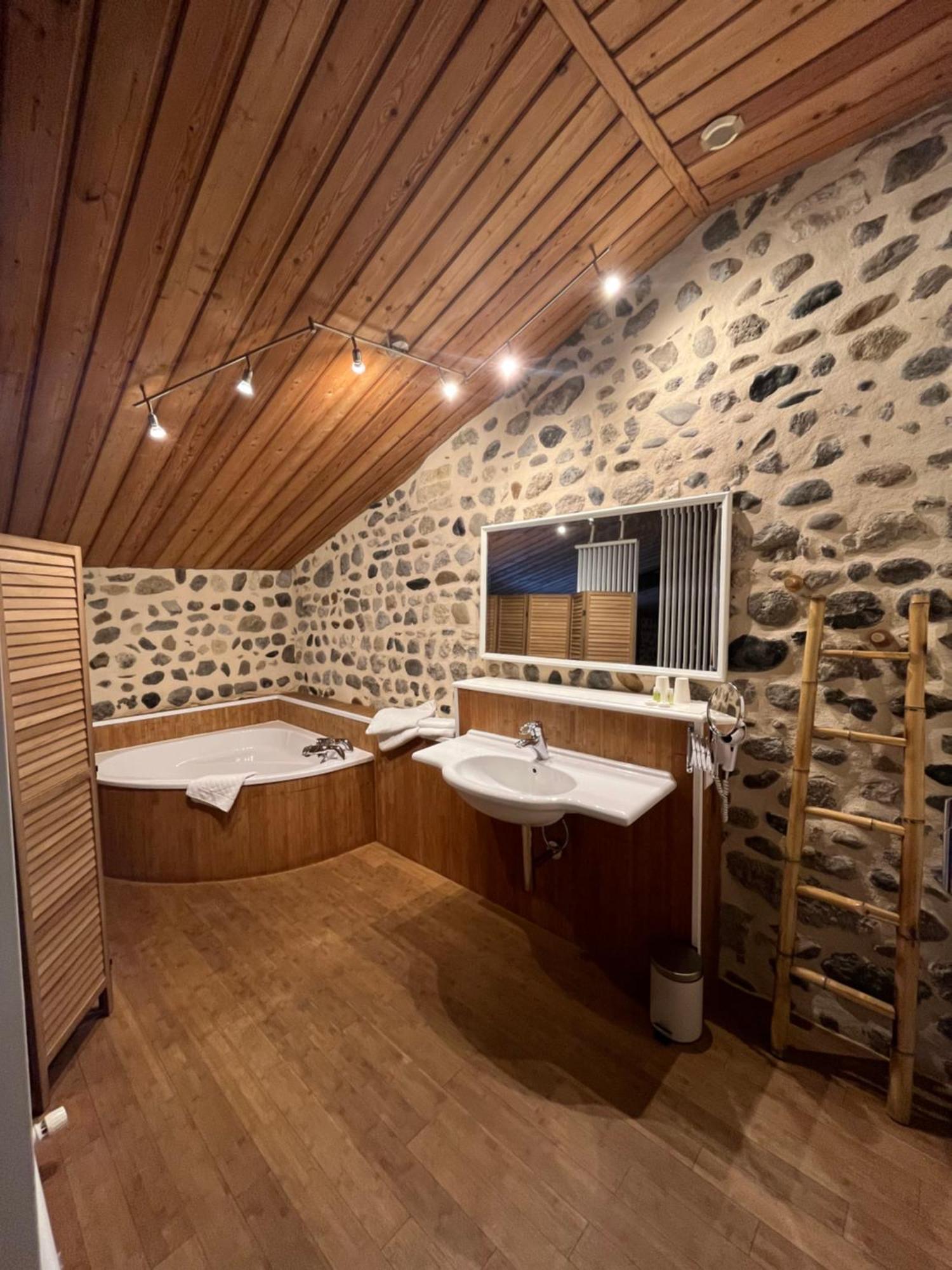 La Cour Carree Hotel Perrier Bagian luar foto