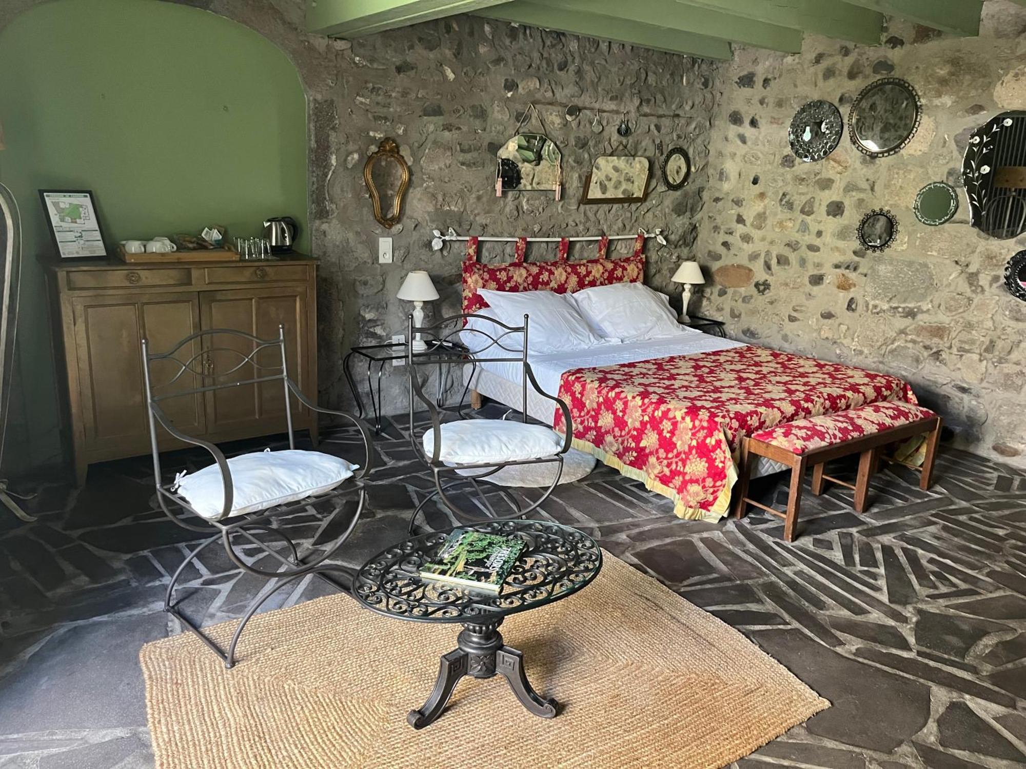 La Cour Carree Hotel Perrier Bagian luar foto
