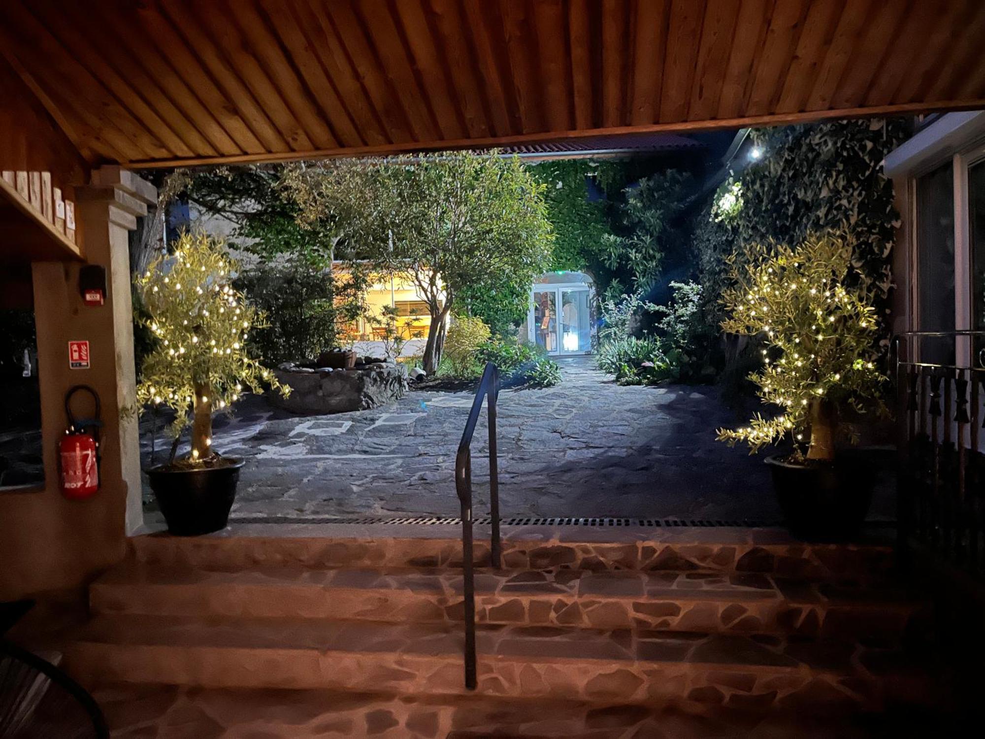 La Cour Carree Hotel Perrier Bagian luar foto