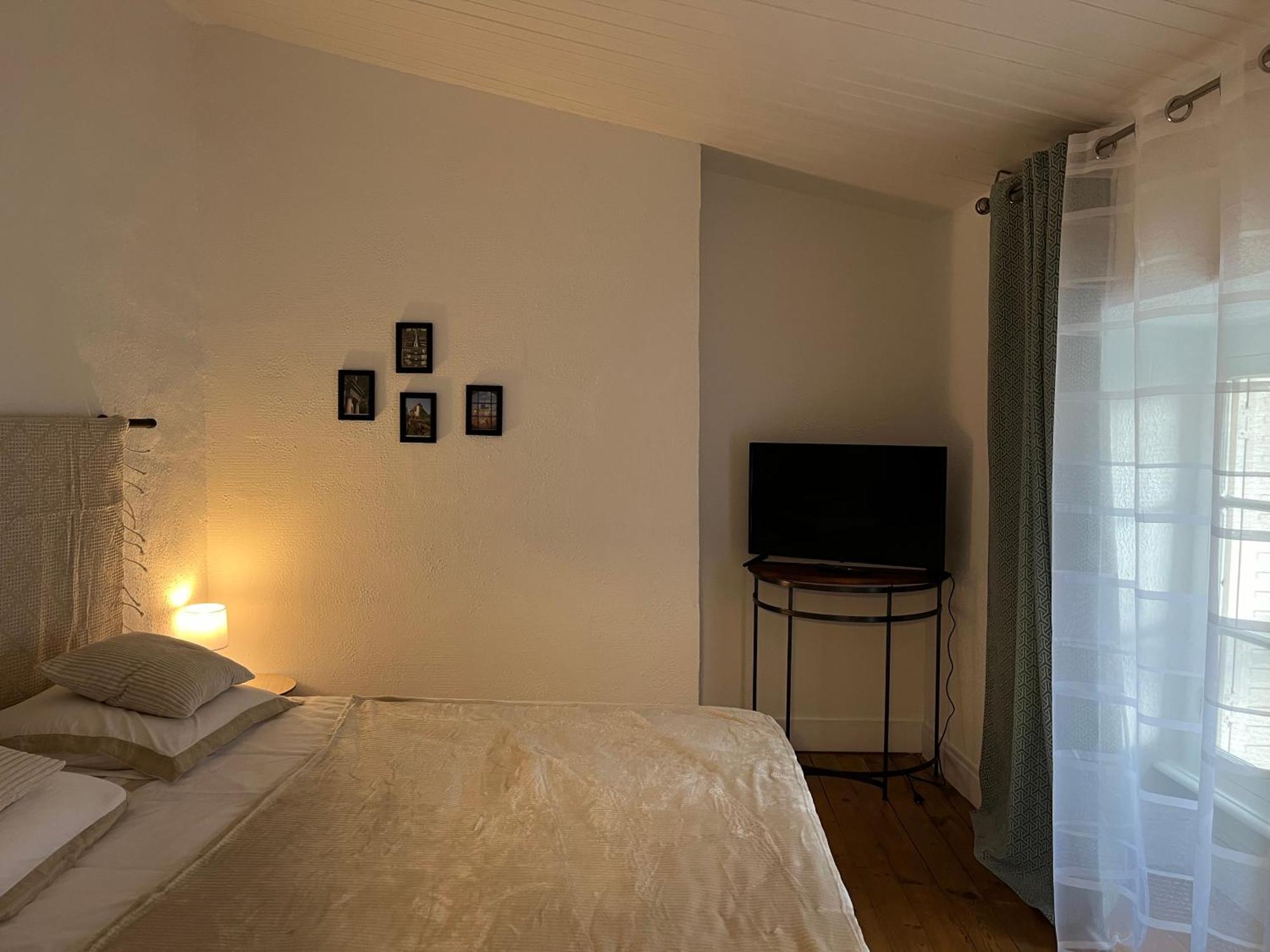 La Cour Carree Hotel Perrier Bagian luar foto