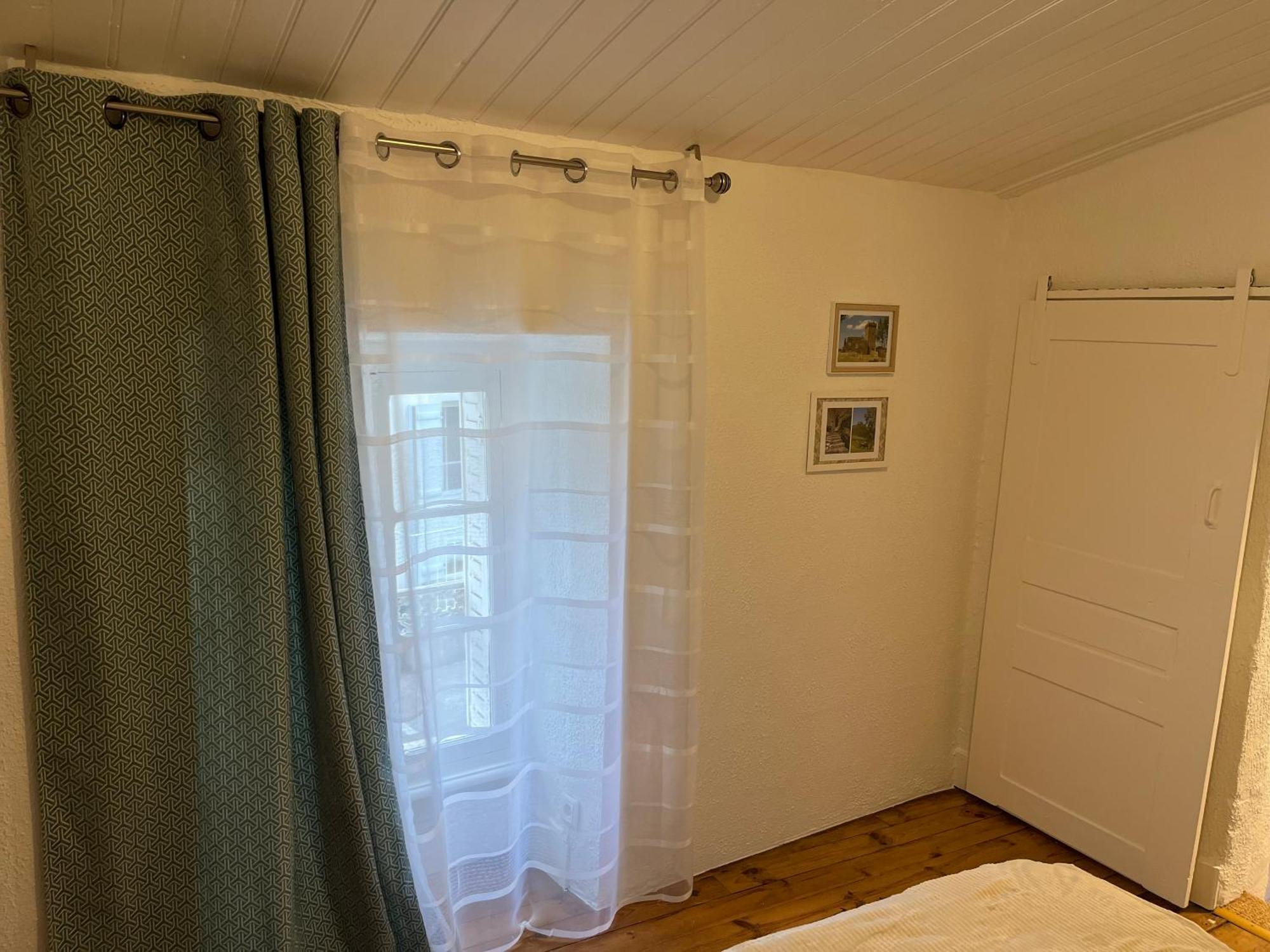 La Cour Carree Hotel Perrier Bagian luar foto