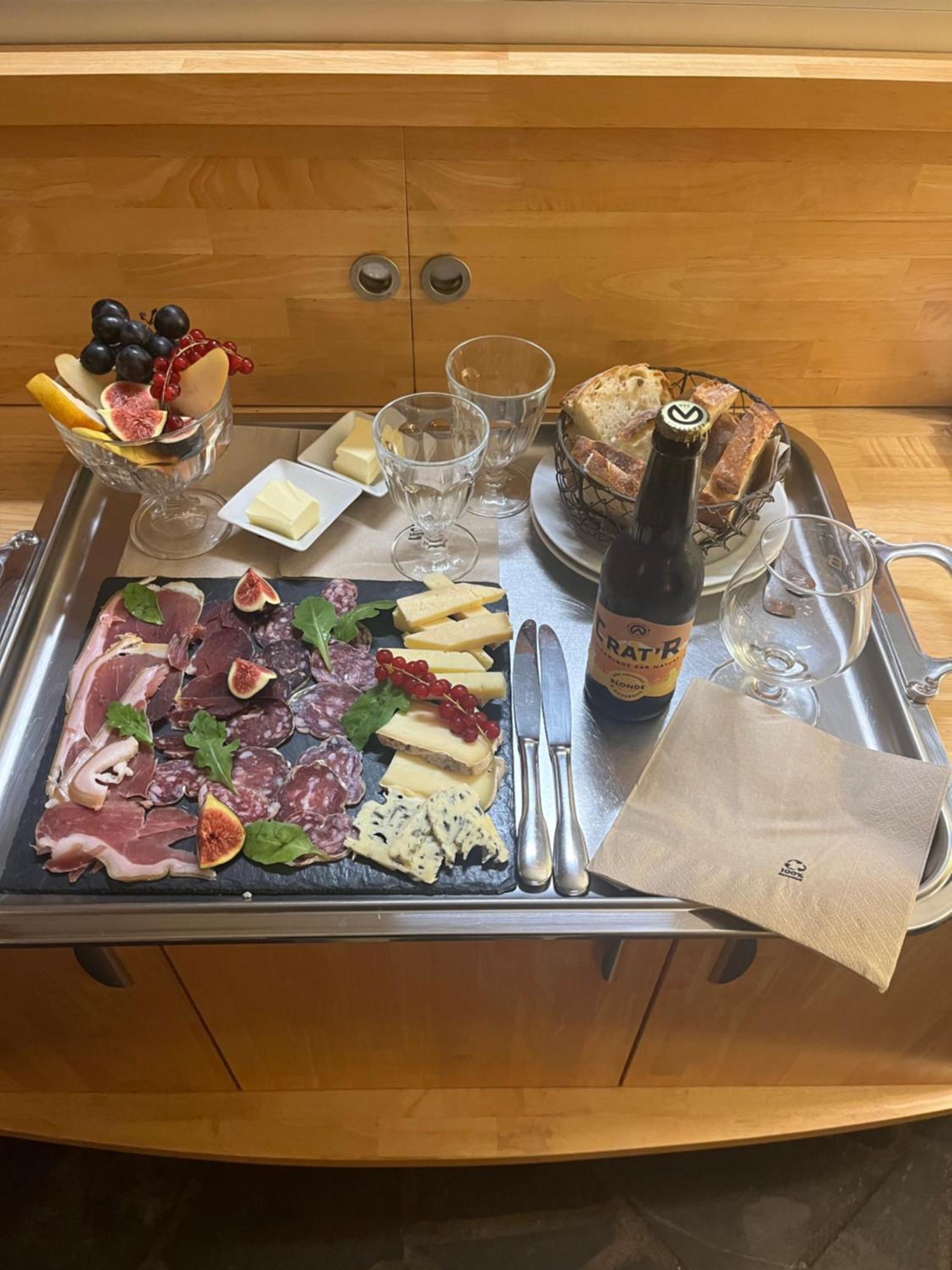 La Cour Carree Hotel Perrier Bagian luar foto