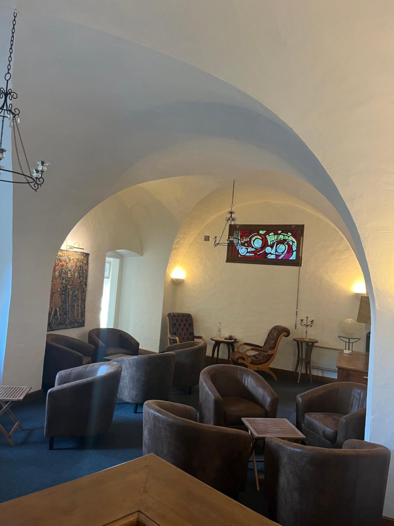 La Cour Carree Hotel Perrier Bagian luar foto