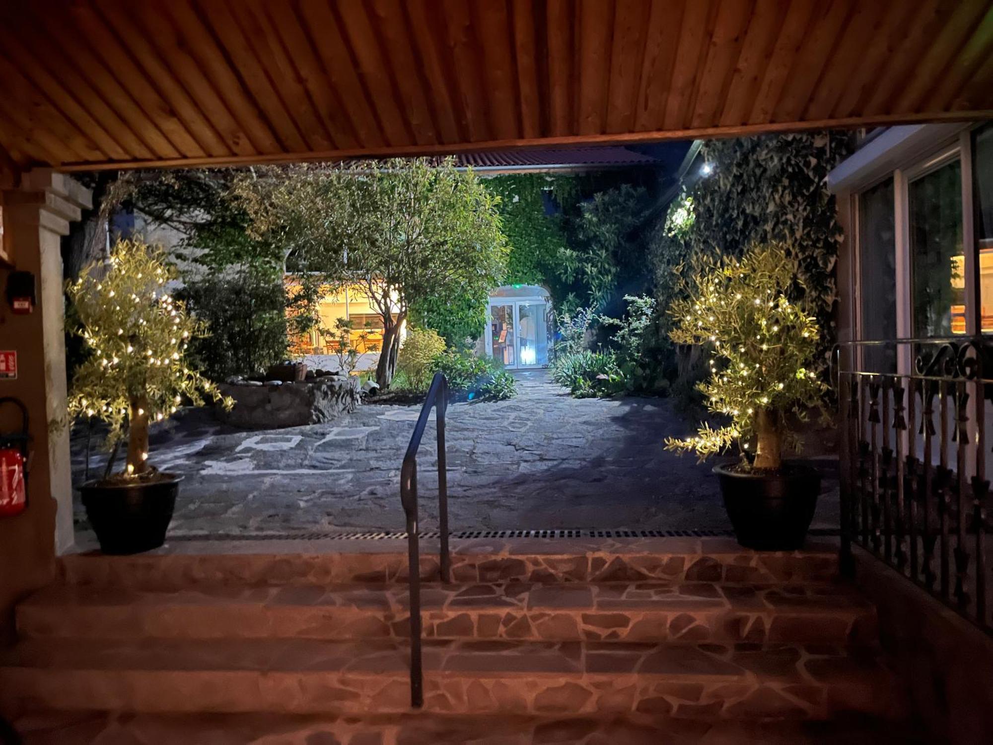 La Cour Carree Hotel Perrier Bagian luar foto