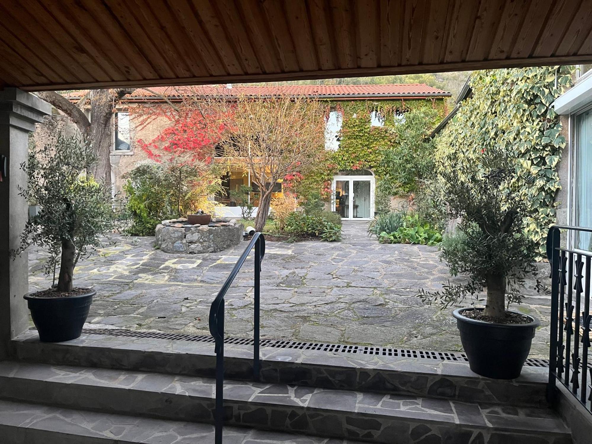 La Cour Carree Hotel Perrier Bagian luar foto