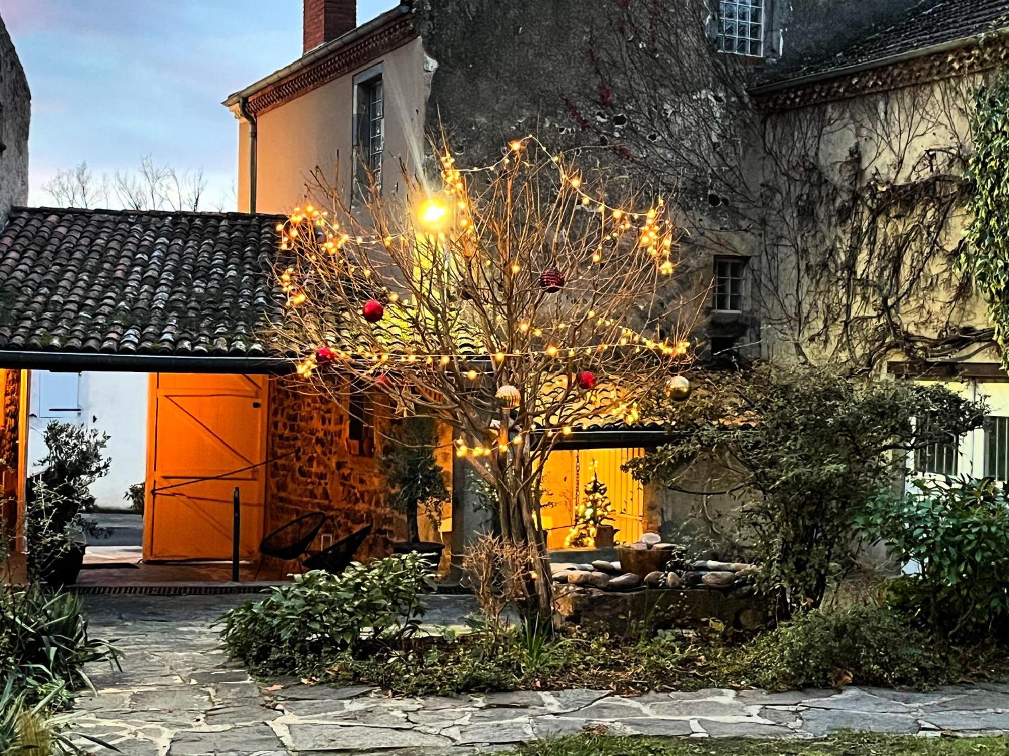 La Cour Carree Hotel Perrier Bagian luar foto