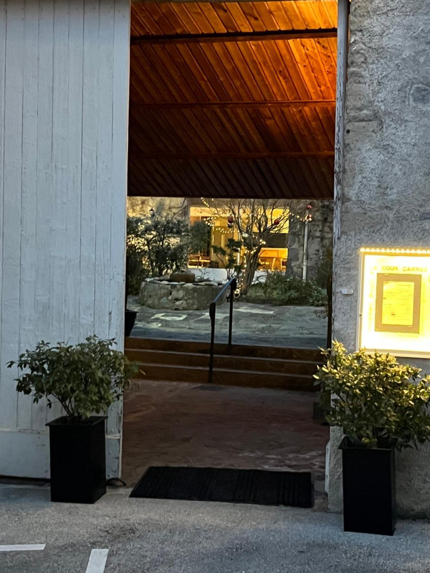 La Cour Carree Hotel Perrier Bagian luar foto